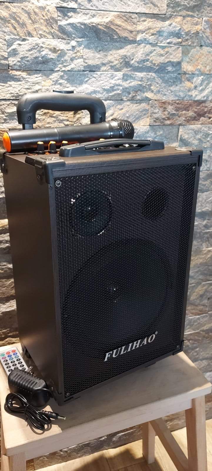 Karaoke Bluetooth Zvucnik + Bezicni mikrofon FLH-Q8...
