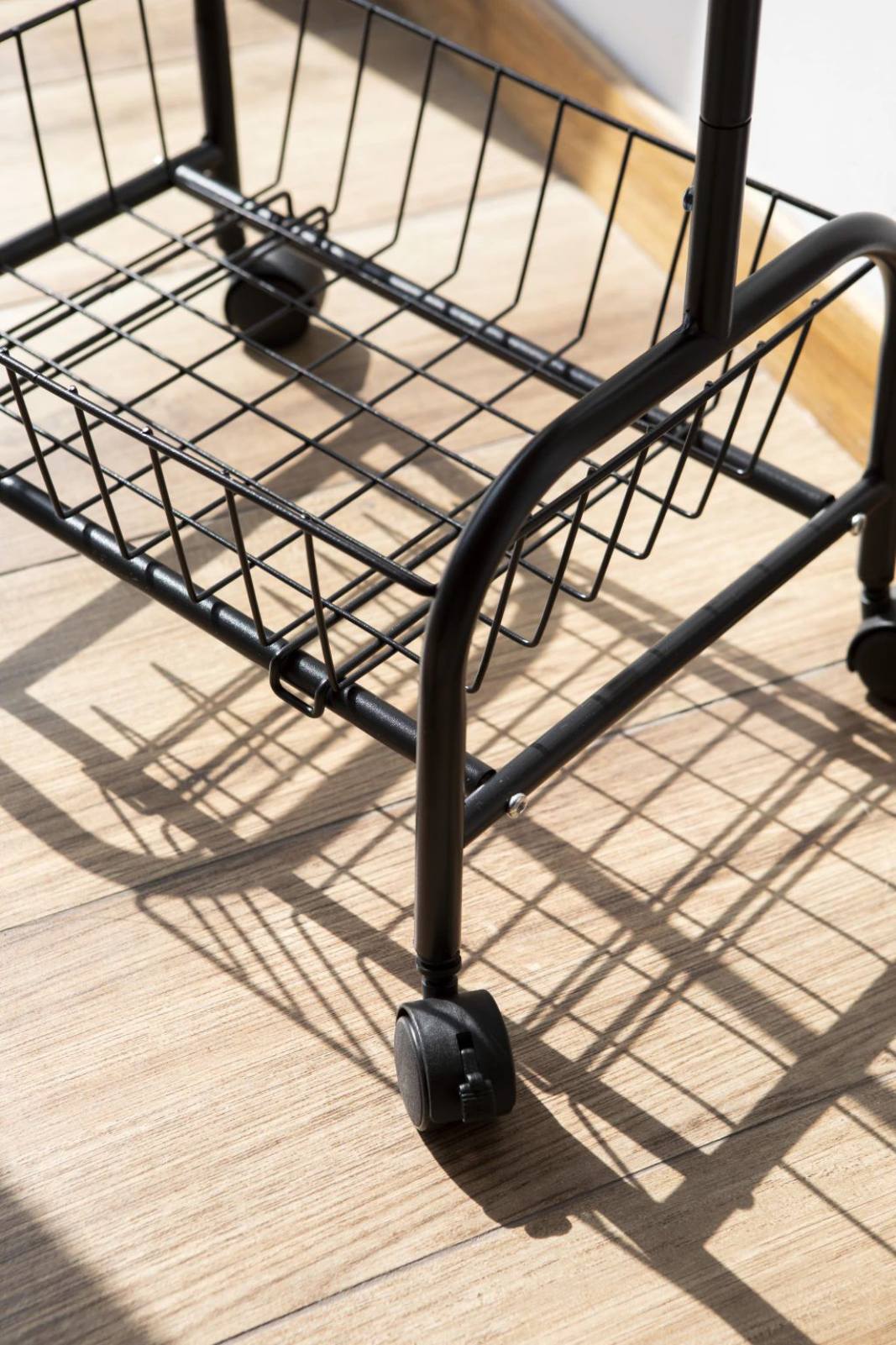 Pokretni stocic na tockice...